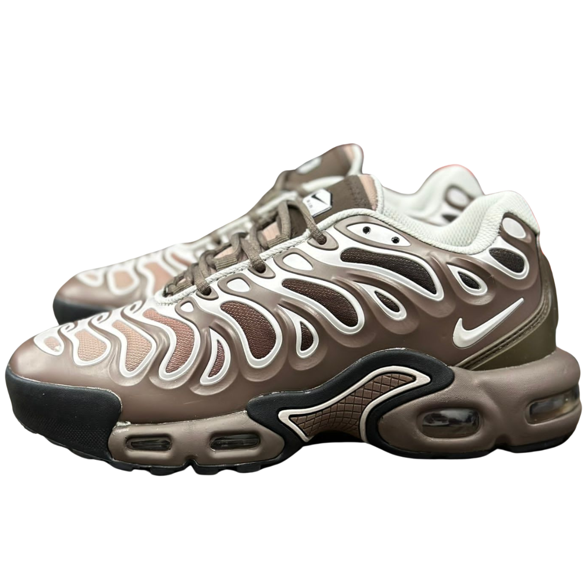 Nike Air Max Plus Drift Zapatillas Hombre: Comodidad y Estilo en Onlineshopping ¿Buscas unas zapatillas que combinen estilo y comodidad? Las Nike Air Max Plus Drift Zapatillas Hombre son la opción perfecta para ti. En Onlineshoppingcenterg , tenemos la mejor selección de este modelo icónico, ideal para quienes buscan un look moderno sin sacrificar el confort.  ¿Por qué elegir las Nike Air Max Plus Drift Zapatillas Hombre? 1. Diseño y estilo únicos Las Nike Air Max Plus Drift Zapatillas Hombre destacan por su diseño vanguardista que atrae todas las miradas. Inspiradas en el clásico Nike Air Max Plus 3 , estas zapatillas ofrecen un toque de modernidad con detalles únicos que las diferencian de otros modelos.  2. Comodidad insuperable La tecnología Air Max en las Nike Air Max Plus Drift Zapatillas Hombre proporciona una amortiguación superior, haciendo que cada paso sea cómodo. Ya sea que camines por las calles de Bogotá o por cualquier ciudad del mundo, estas zapatillas te mantendrán cómodas todo el día.  3. Versatilidad para cualquier ocasión Tanto si estás buscando un par de zapatillas para un look casual como para algo más deportivo, las Nike Air Max Plus Drift Zapatillas Hombre son increíblemente versátiles. Puedes combinarlas con jeans, shorts o incluso ropa de gimnasio para un estilo que siempre se verá bien.